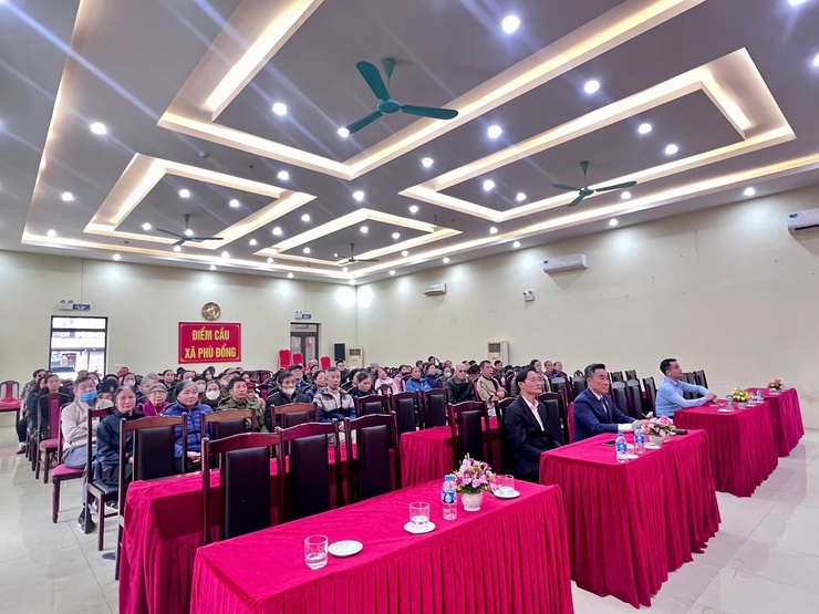 ĐỒNG CHÍ NGUYỄN HẢI ANH – PHÓ CHỦ TỊCH, TỔNG THƯ KÝ TRUNG ƯƠNG HỘI CHỮ THẬP ĐỎ VIỆT NAM THĂM VÀ TRAO QUÀ TẾT CHO CÁC HỘ GIA ĐÌNH KHÓ KHĂN- Ảnh 1.