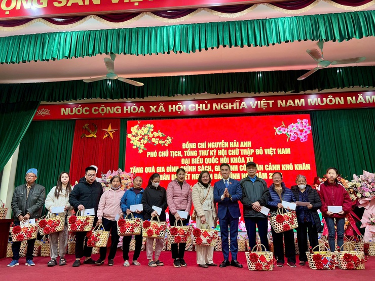 ĐỒNG CHÍ NGUYỄN HẢI ANH – PHÓ CHỦ TỊCH, TỔNG THƯ KÝ TRUNG ƯƠNG HỘI CHỮ THẬP ĐỎ VIỆT NAM THĂM VÀ TRAO QUÀ TẾT CHO CÁC HỘ GIA ĐÌNH KHÓ KHĂN- Ảnh 2.