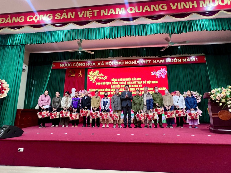 ĐỒNG CHÍ NGUYỄN HẢI ANH – PHÓ CHỦ TỊCH, TỔNG THƯ KÝ TRUNG ƯƠNG HỘI CHỮ THẬP ĐỎ VIỆT NAM THĂM VÀ TRAO QUÀ TẾT CHO CÁC HỘ GIA ĐÌNH KHÓ KHĂN- Ảnh 3.