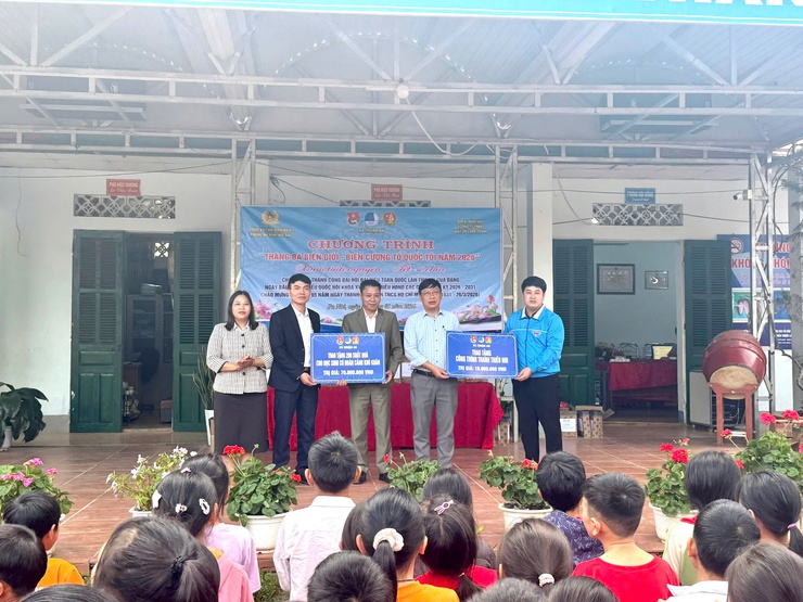 Thiết thực Chương trình “Tháng Ba biên giới- Biên cương Tổ quốc tôi năm 2026”, “Xuân tình nguyện- Tết sẻ chia” của tuổi trẻ Thuận An- Ảnh 1.