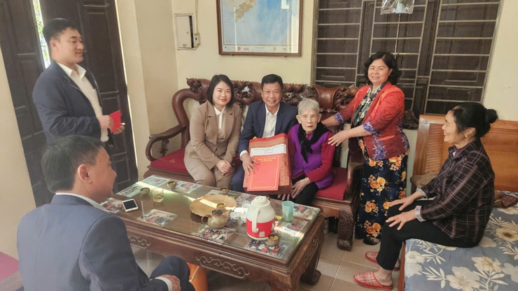 Xã Thiên Lộc tổ chức 11 đoàn đi thăm, tặng quà nhân dịp Tết Nguyên đán Bính Ngọ 2026- Ảnh 4.