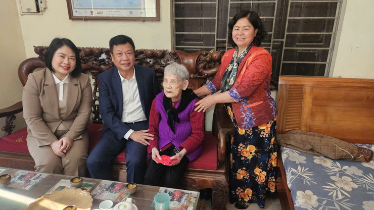 Xã Thiên Lộc tổ chức 11 đoàn đi thăm, tặng quà nhân dịp Tết Nguyên đán Bính Ngọ 2026- Ảnh 3.