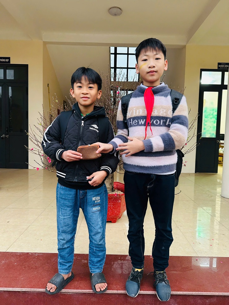 Hai học sinh lớp 5E trường TH Tam Hưng nhặt được của rơi, chủ động tìm người đánh mất – Tấm gương đẹp về lòng trung thực- Ảnh 4.