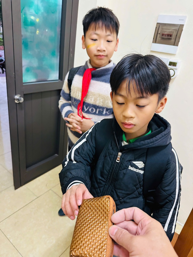 Hai học sinh lớp 5E trường TH Tam Hưng nhặt được của rơi, chủ động tìm người đánh mất – Tấm gương đẹp về lòng trung thực- Ảnh 1.