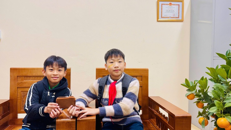 Hai học sinh lớp 5E trường TH Tam Hưng nhặt được của rơi, chủ động tìm người đánh mất – Tấm gương đẹp về lòng trung thực- Ảnh 2.