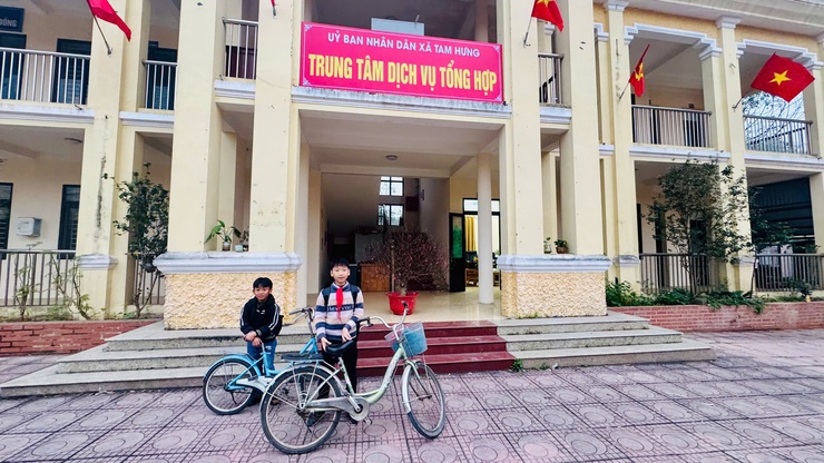 Hai học sinh lớp 5E trường TH Tam Hưng nhặt được của rơi, chủ động tìm người đánh mất – Tấm gương đẹp về lòng trung thực- Ảnh 3.