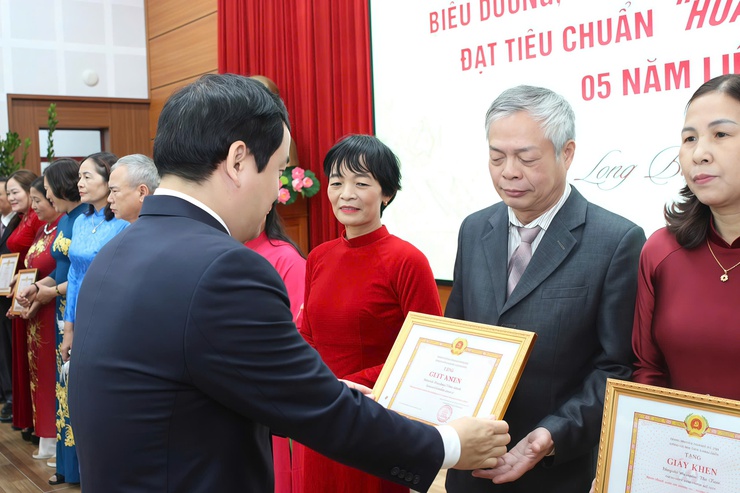 Biểu dương những “đầu tàu” bền bỉ của phường Long Biên- Ảnh 6.