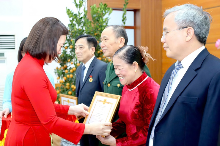 Biểu dương những “đầu tàu” bền bỉ của phường Long Biên- Ảnh 5.