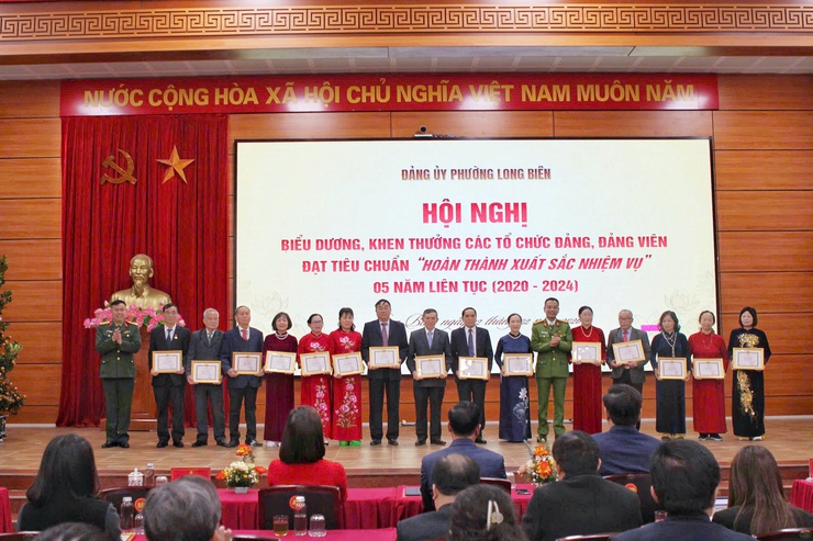 Biểu dương những “đầu tàu” bền bỉ của phường Long Biên- Ảnh 12.