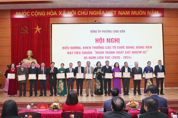 Biểu dương những “đầu tàu” bền bỉ của phường Long Biên- Ảnh 11.