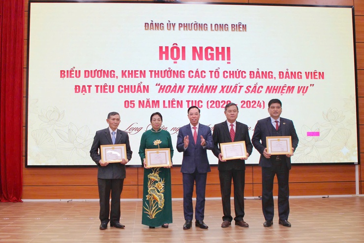 Biểu dương những “đầu tàu” bền bỉ của phường Long Biên- Ảnh 2.