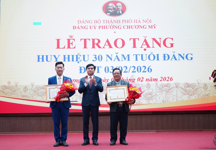 24 đồng chí đảng viên được Đảng ủy phường Chương Mỹ trao Huy hiệu Đảng dịp 3/2 - Ảnh 6.