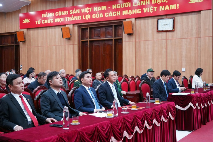 24 đồng chí đảng viên được Đảng ủy phường Chương Mỹ trao Huy hiệu Đảng dịp 3/2 - Ảnh 1.