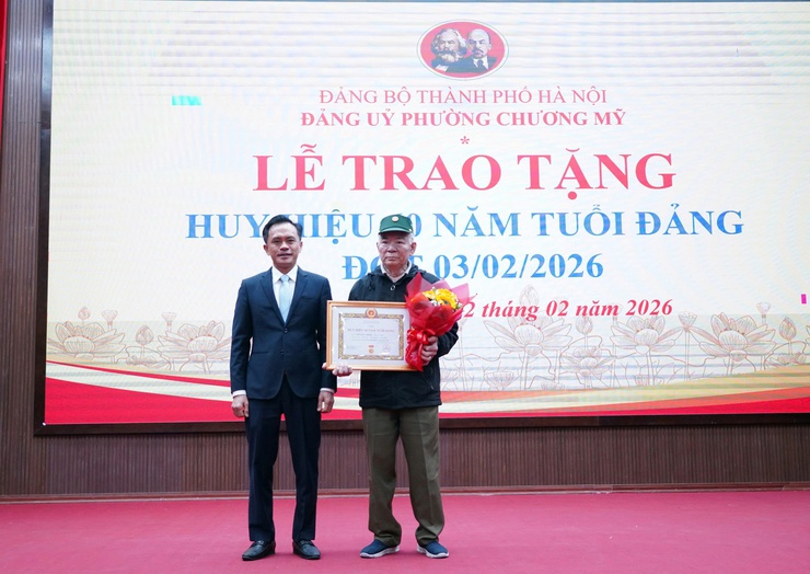 24 đồng chí đảng viên được Đảng ủy phường Chương Mỹ trao Huy hiệu Đảng dịp 3/2 - Ảnh 2.