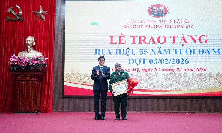 24 đồng chí đảng viên được Đảng ủy phường Chương Mỹ trao Huy hiệu Đảng dịp 3/2 - Ảnh 3.