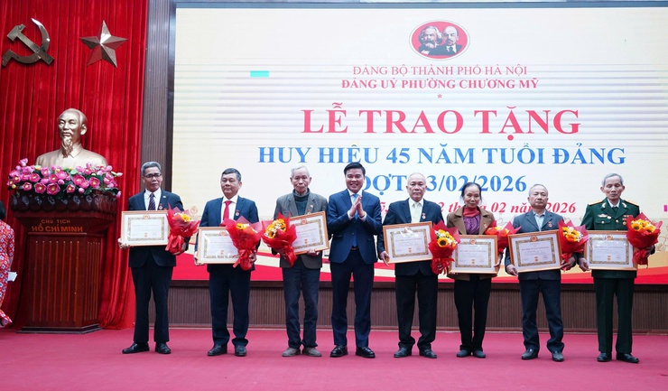 24 đồng chí đảng viên được Đảng ủy phường Chương Mỹ trao Huy hiệu Đảng dịp 3/2 - Ảnh 4.