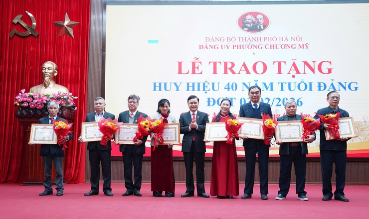 24 đồng chí đảng viên được Đảng ủy phường Chương Mỹ trao Huy hiệu Đảng dịp 3/2 - Ảnh 5.