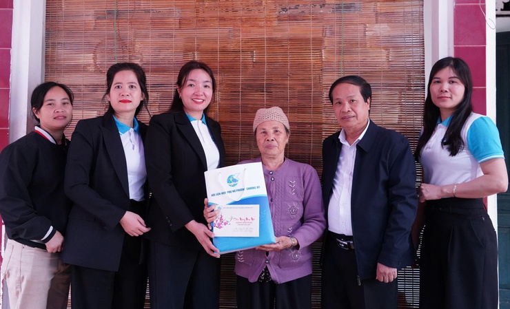 Hội Liên hiệp Phụ nữ phường Chương Mỹ thăm hỏi, tặng quà Mẹ Việt Nam anh hùng và nữ đảng viên có tuổi đảng cao nhân dịp Xuân Bính Ngọ- Ảnh 3.