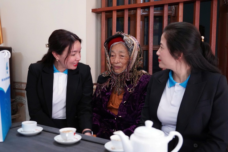 Hội Liên hiệp Phụ nữ phường Chương Mỹ thăm hỏi, tặng quà Mẹ Việt Nam anh hùng và nữ đảng viên có tuổi đảng cao nhân dịp Xuân Bính Ngọ- Ảnh 1.