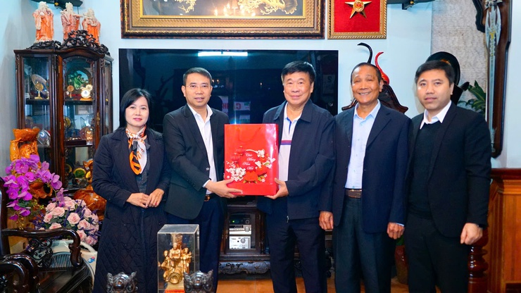 Chủ tịch UBND phường Từ Liêm Nguyễn Thanh Bình thăm, tặng quà gia đình chính sách và chúc thọ người cao tuổi nhân dịp Tết Nguyên đán Bính Ngọ 2026- Ảnh 1.