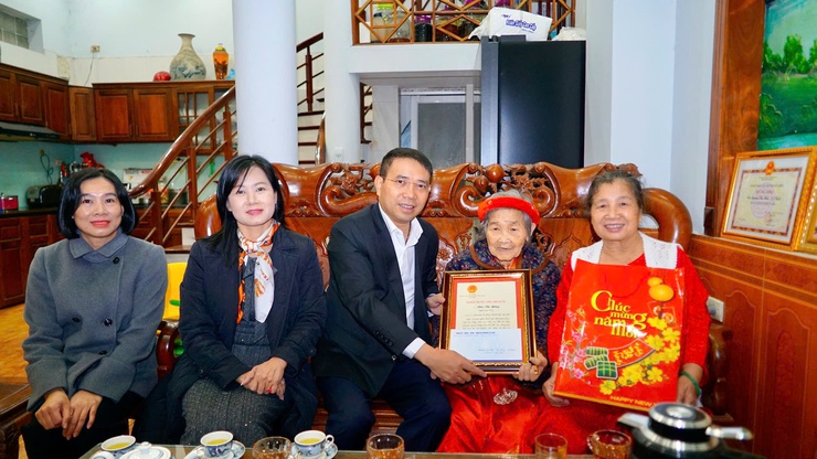 Chủ tịch UBND phường Từ Liêm Nguyễn Thanh Bình thăm, tặng quà gia đình chính sách và chúc thọ người cao tuổi nhân dịp Tết Nguyên đán Bính Ngọ 2026- Ảnh 3.