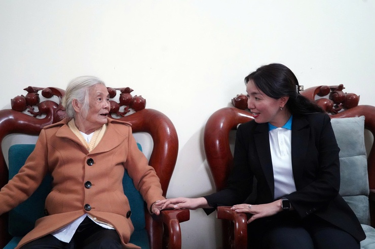 Hội Liên hiệp Phụ nữ phường Chương Mỹ thăm hỏi, tặng quà Mẹ Việt Nam anh hùng và nữ đảng viên có tuổi đảng cao nhân dịp Xuân Bính Ngọ- Ảnh 4.