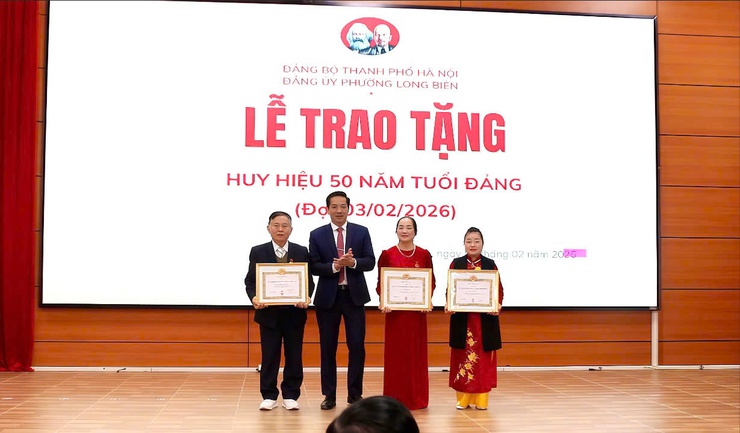 Phường Long Biên trang trọng tổ chức Lễ trao tặng Huy hiệu Đảng đợt 03/02/2026- Ảnh 7.