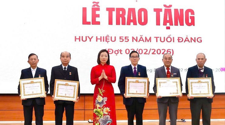 Phường Long Biên trang trọng tổ chức Lễ trao tặng Huy hiệu Đảng đợt 03/02/2026- Ảnh 6.