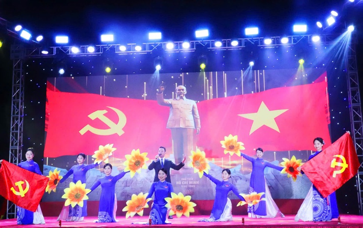                     PHƯỜNG ĐÔNG NGẠC TỔ CHỨC 
                      CHƯƠNG TRÌNH NGHỆ THUẬT
“MỪNG ĐẢNG – MỪNG XUÂN – MỪNG ĐÔNG NGẠC ĐỔI MỚI”
- Ảnh 6.