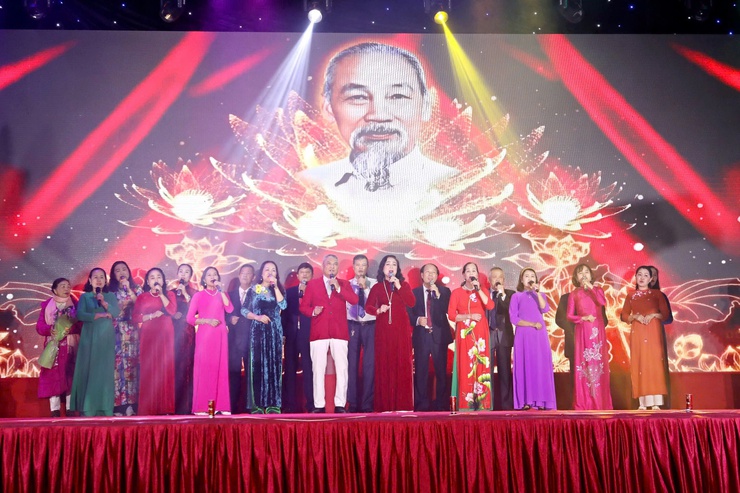                     PHƯỜNG ĐÔNG NGẠC TỔ CHỨC 
                      CHƯƠNG TRÌNH NGHỆ THUẬT
“MỪNG ĐẢNG – MỪNG XUÂN – MỪNG ĐÔNG NGẠC ĐỔI MỚI”
- Ảnh 8.