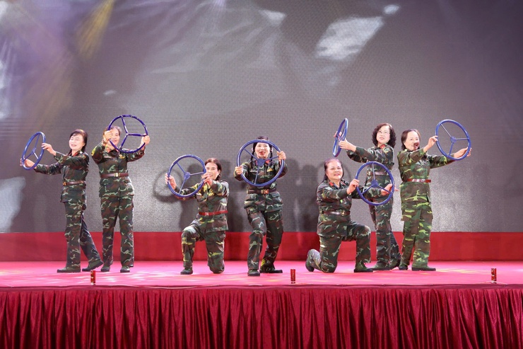                     PHƯỜNG ĐÔNG NGẠC TỔ CHỨC 
                      CHƯƠNG TRÌNH NGHỆ THUẬT
“MỪNG ĐẢNG – MỪNG XUÂN – MỪNG ĐÔNG NGẠC ĐỔI MỚI”
- Ảnh 9.
