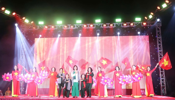                     PHƯỜNG ĐÔNG NGẠC TỔ CHỨC 
                      CHƯƠNG TRÌNH NGHỆ THUẬT
“MỪNG ĐẢNG – MỪNG XUÂN – MỪNG ĐÔNG NGẠC ĐỔI MỚI”
- Ảnh 10.