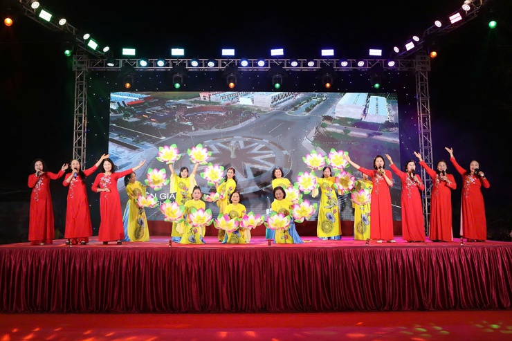                     PHƯỜNG ĐÔNG NGẠC TỔ CHỨC 
                      CHƯƠNG TRÌNH NGHỆ THUẬT
“MỪNG ĐẢNG – MỪNG XUÂN – MỪNG ĐÔNG NGẠC ĐỔI MỚI”
- Ảnh 14.