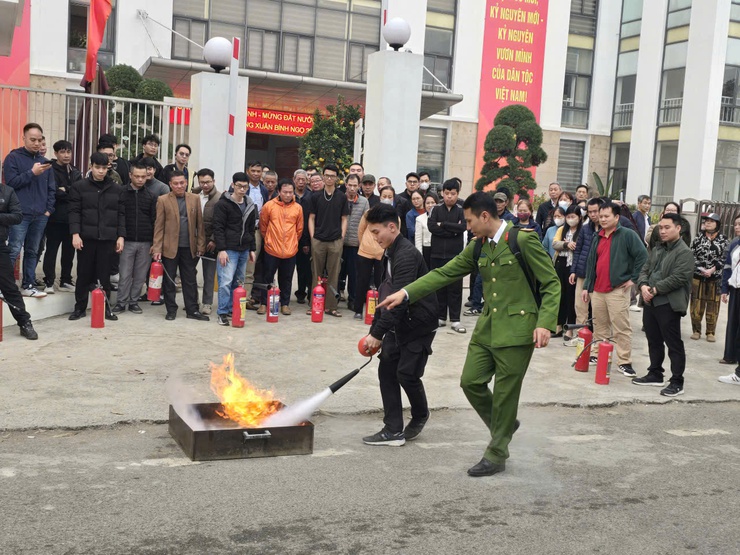 Phường Xuân Phương triển khai huấn luyện PCCC&CNCH cho chủ cơ sở và lực lượng tại chỗ- Ảnh 4.