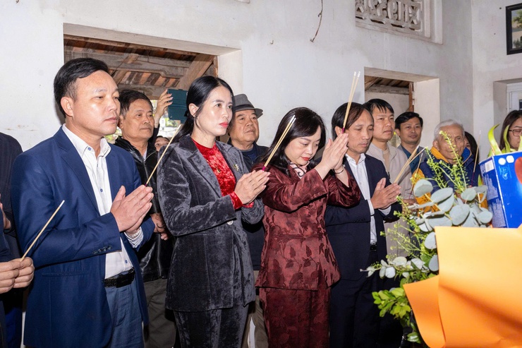 Lãnh đạo xã Vân Đình dâng hương tại địa chỉ đỏ cách mạng của Đảng bộ xã Vân Đình – Nơi thành lập chi bộ Đảng đầu tiên.- Ảnh 1.