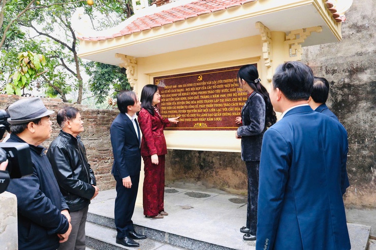 Lãnh đạo xã Vân Đình dâng hương tại địa chỉ đỏ cách mạng của Đảng bộ xã Vân Đình – Nơi thành lập chi bộ Đảng đầu tiên.- Ảnh 2.