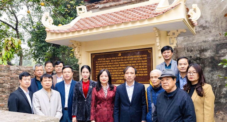 Lãnh đạo xã Vân Đình dâng hương tại địa chỉ đỏ cách mạng của Đảng bộ xã Vân Đình – Nơi thành lập chi bộ Đảng đầu tiên.- Ảnh 3.