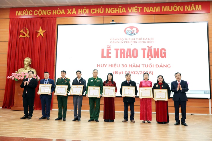 Phường Long Biên trang trọng tổ chức Lễ trao tặng Huy hiệu Đảng đợt 03/02/2026- Ảnh 9.