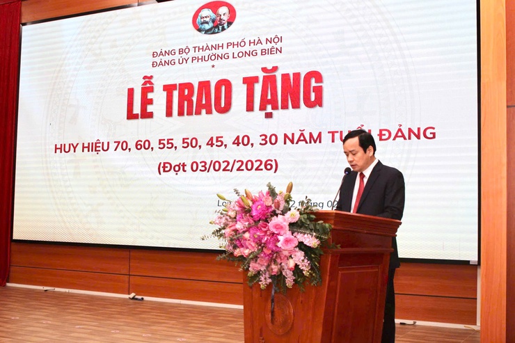 Phường Long Biên trang trọng tổ chức Lễ trao tặng Huy hiệu Đảng đợt 03/02/2026- Ảnh 1.