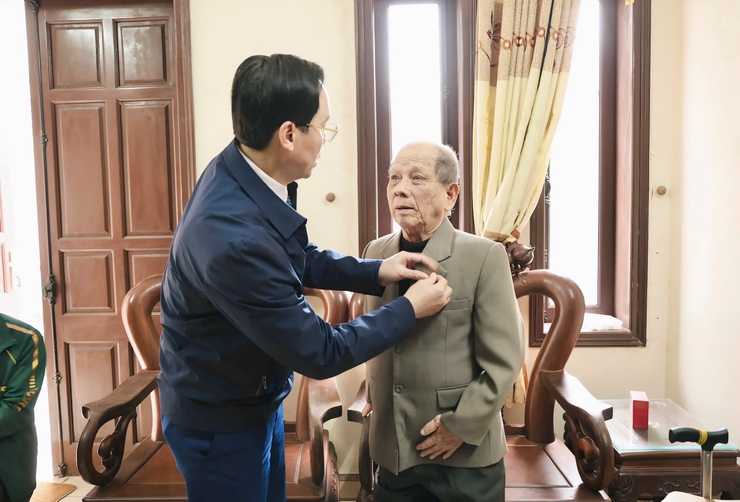 Đồng chí Bí thư Đảng ủy xã Phú Nghĩa trao Huy hiệu 65 năm, 55 năm tuổi Đảng tại nhà cho đảng viên lão thành- Ảnh 2.