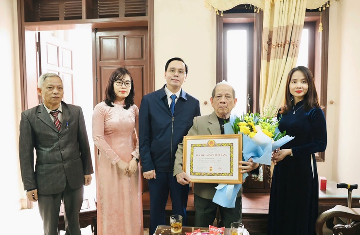 Đồng chí Bí thư Đảng ủy xã Phú Nghĩa trao Huy hiệu 65 năm, 55 năm tuổi Đảng tại nhà cho đảng viên lão thành- Ảnh 3.