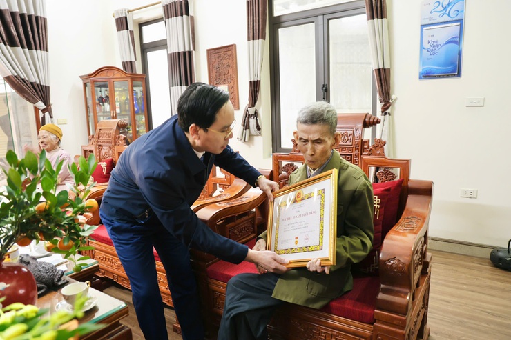 Đồng chí Bí thư Đảng ủy xã Phú Nghĩa trao Huy hiệu 65 năm, 55 năm tuổi Đảng tại nhà cho đảng viên lão thành- Ảnh 5.