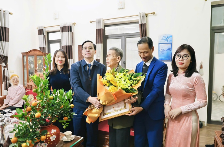 Đồng chí Bí thư Đảng ủy xã Phú Nghĩa trao Huy hiệu 65 năm, 55 năm tuổi Đảng tại nhà cho đảng viên lão thành- Ảnh 6.