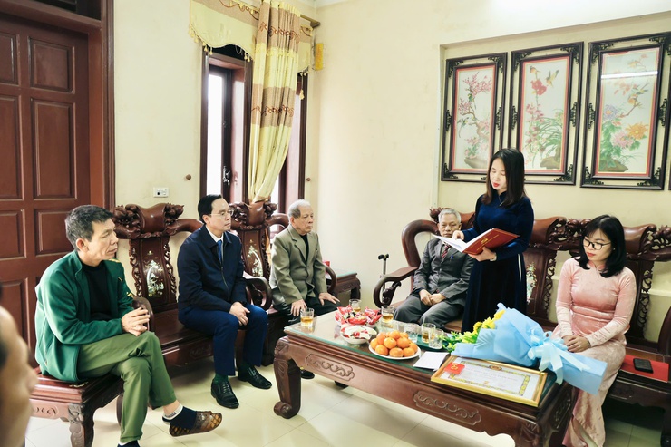 Đồng chí Bí thư Đảng ủy xã Phú Nghĩa trao Huy hiệu 65 năm, 55 năm tuổi Đảng tại nhà cho đảng viên lão thành- Ảnh 1.