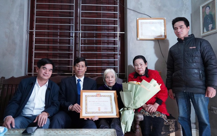 Đảng ủy phường Chương Mỹ trao Huy hiệu Đảng tại nhà cho đảng viên cao niên, sức khỏe yếu- Ảnh 1.