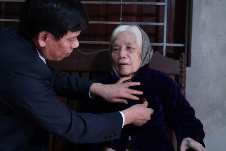 Đảng ủy phường Chương Mỹ trao Huy hiệu Đảng tại nhà cho đảng viên cao niên, sức khỏe yếu- Ảnh 2.