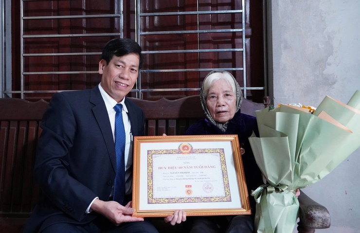 Đảng ủy phường Chương Mỹ trao Huy hiệu Đảng tại nhà cho đảng viên cao niên, sức khỏe yếu- Ảnh 3.