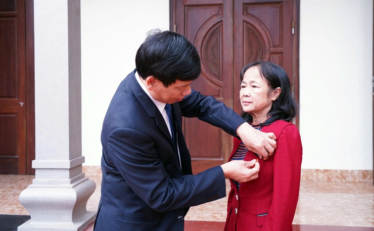 Đảng ủy phường Chương Mỹ trao Huy hiệu Đảng tại nhà cho đảng viên cao niên, sức khỏe yếu- Ảnh 4.