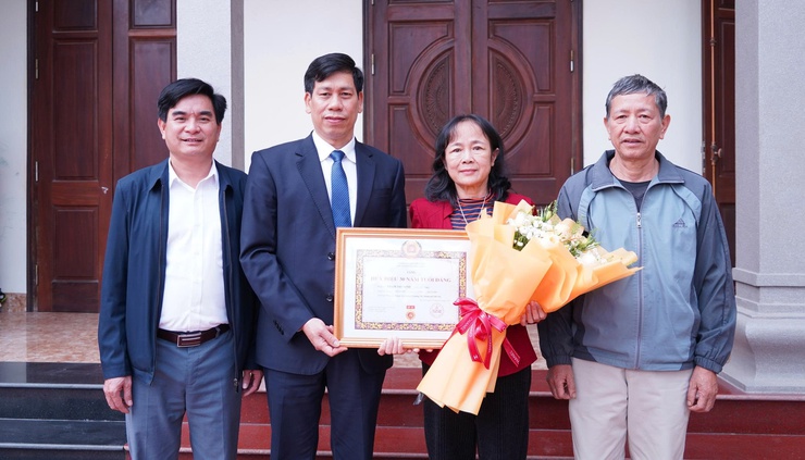 Đảng ủy phường Chương Mỹ trao Huy hiệu Đảng tại nhà cho đảng viên cao niên, sức khỏe yếu- Ảnh 5.