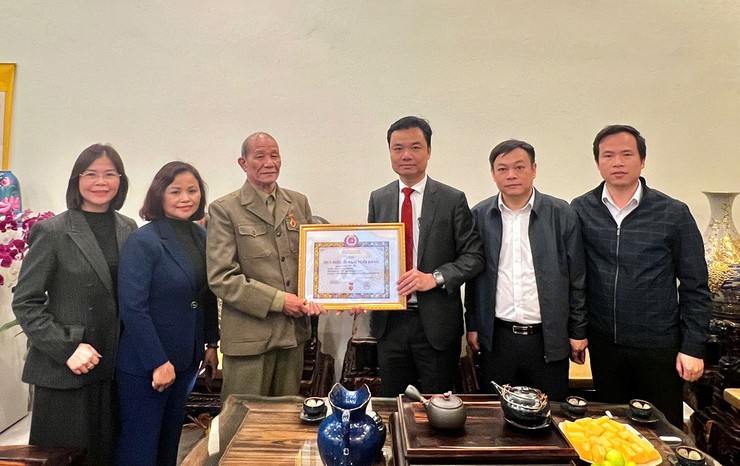 Phó Bí thư Thường trực Đảng uỷ xã Bát Tràng trao Huy hiệu Đảng tại nhà; thăm, tặng quà gia đình chính sách, hộ khó khăn dịp Tết Nguyên đán Bính Ngọ 2026- Ảnh 3.